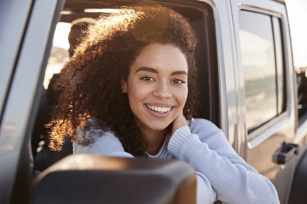 Genç Kadın Bir Arabanın Yolcu Pencereden Dışarı Bakıyor — Stok fotoğraf