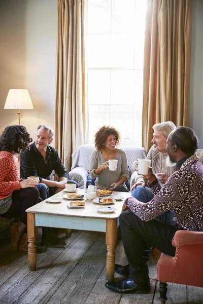 Grupo Amigos Mediana Edad Que Reúnen Alrededor Mesa Cafetería —  Fotos de Stock