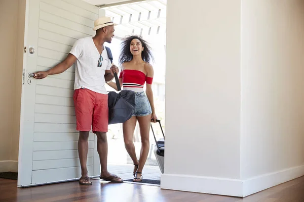 Pareja Que Llega Apartamento Vacaciones Verano —  Fotos de Stock