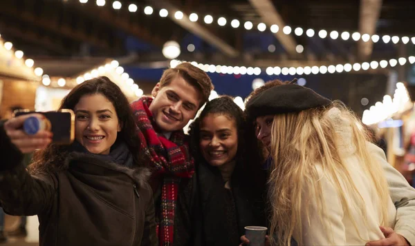 Junge Freunde Posieren Auf Weihnachtsmarkt Für Selfie — Stockfoto
