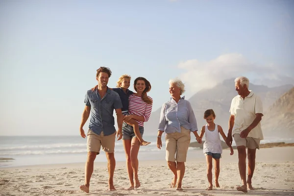 Famiglia Multi Generazione Vacanza Passeggiando Lungo Spiaggia Insieme — Foto Stock