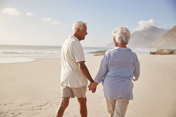 Bakifrån Ledande Par Promenader Längs Stranden Hand Hand — Stockfoto