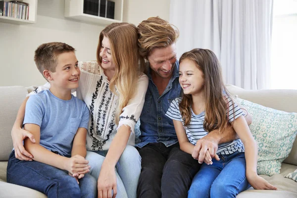Χαμογελώντας Οικογένεια Χαλαρώνοντας Στον Καναπέ Στο Σπίτι Μαζί — Φωτογραφία Αρχείου