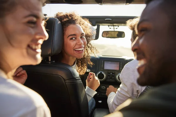 Cuatro Amigos Adultos Jóvenes Coche Viaje Por Carretera Juntos — Foto de Stock