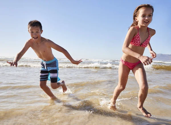 Menino Menina Férias Verão Correndo Através Ondas — Fotografia de Stock