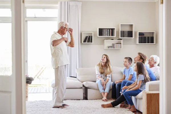 Több Generációs Család Otthon Játszik Charades Kanapén — Stock Fotó