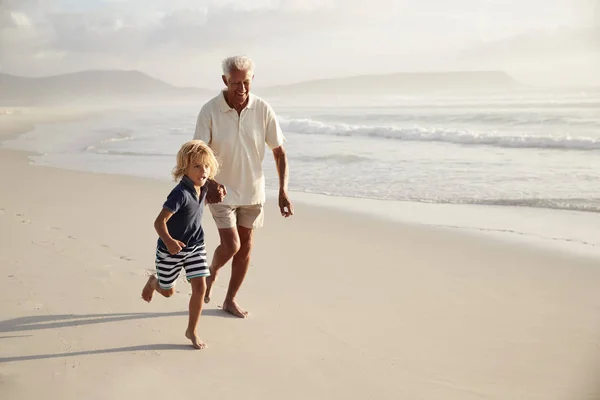 Grand Père Courant Long Plage Avec Petit Fils Vacances Été — Photo