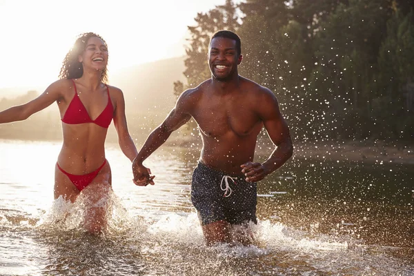 Jovem Casal Misto Divertindo Lago — Fotografia de Stock