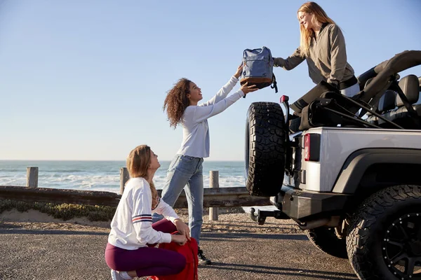 Tre Giovani Ragazze Adulte Che Scaricano Zaini Auto — Foto Stock