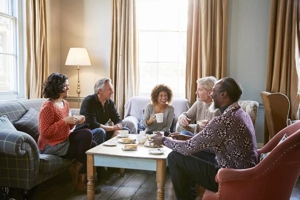 Groep Van Midden Leeftijd Vrienden Vergadering Rond Tafel Coffee Shop — Stockfoto