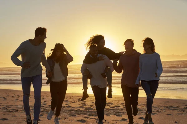 Silhouet Van Vrienden Having Fun Loopt Langs Winter Beach — Stockfoto