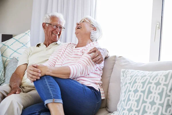 Seniorenpaar Entspannt Sich Hause Auf Sofa — Stockfoto