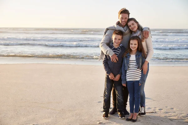 Porträtt Familjen Promenader Längs Vintern Beach Tillsammans — Stockfoto