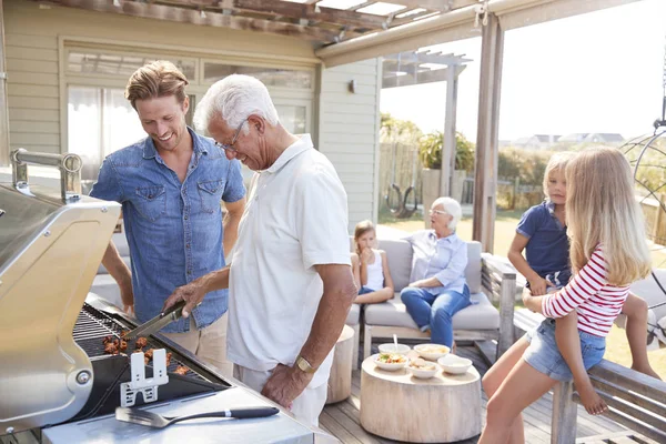 Famille Multi Génération Appréciant Cuisine Barbecue Maison — Photo