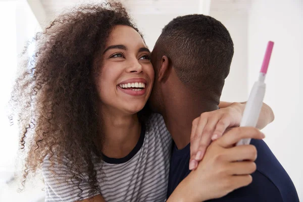 Paar Positieve Huis Zwangerschapstest Resultaat Vieren — Stockfoto