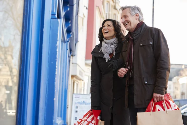 Älteres Paar Genießt Shopping Der Stadt Zusammen — Stockfoto