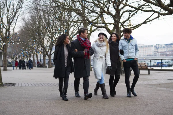 Amigos Caminando Largo South Bank Visita Invierno Londres —  Fotos de Stock