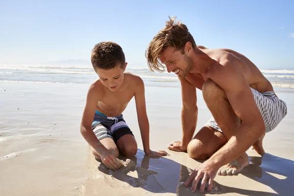 Far Och Son Sommarlovet Som Spelar Stranden Tillsammans — Stockfoto