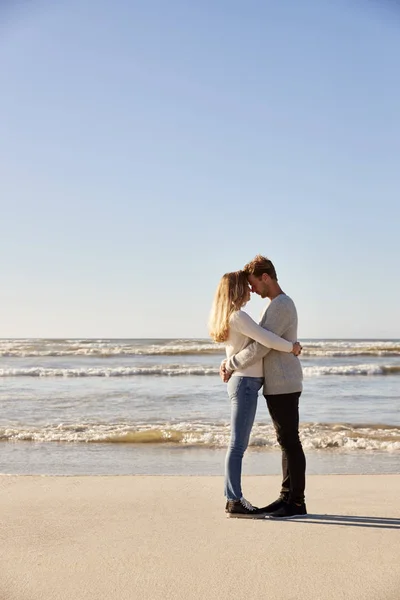 Coppia Romantica Che Abbraccia Sulla Spiaggia Invernale — Foto Stock