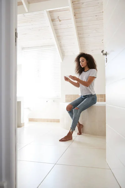 Mulher Preocupada Banheiro Usando Teste Gravidez Casa — Fotografia de Stock