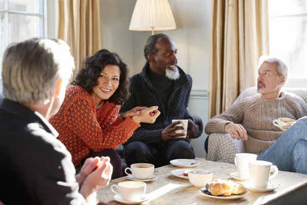 Grupo Amigos Mediana Edad Que Reúnen Alrededor Mesa Cafetería —  Fotos de Stock