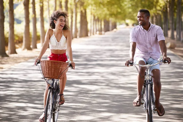 Rire Jeune Couple Vélo Sur Une Route Ensoleillée — Photo