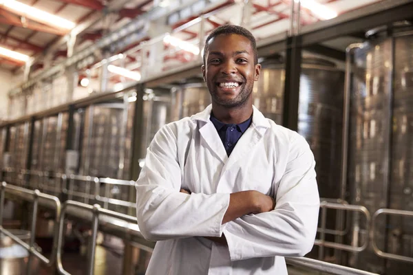 Joven Hombre Negro Técnico Fábrica Vino Sonriendo Cámara — Foto de Stock