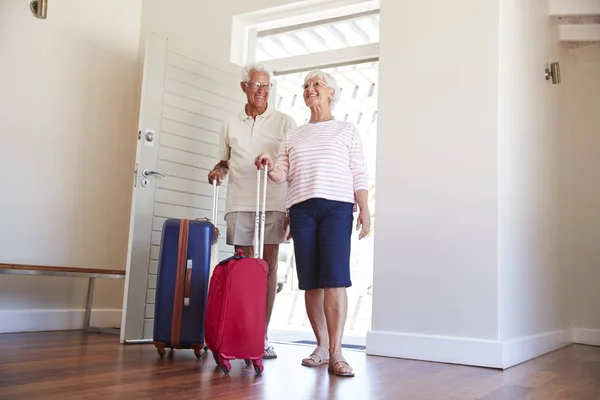 Äldre Par Anländer Summer Vacation Rental — Stockfoto