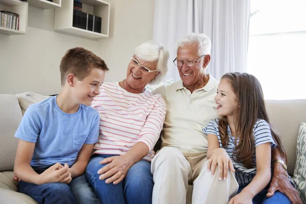 Porträtt Barnbarn Sitter Soffan Med Mor Och Farföräldrar — Stockfoto