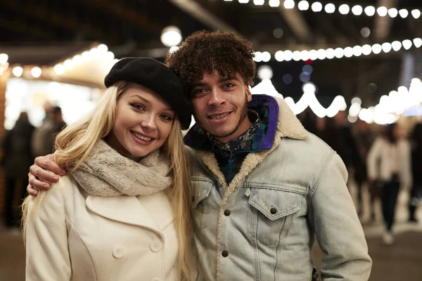 Portret Van Paar Genieten Van Kerstmarkt Bij Nacht — Stockfoto