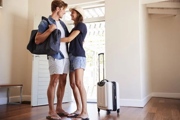 Pareja Que Llega Apartamento Vacaciones Verano —  Fotos de Stock