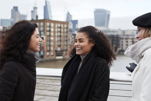 Gruppo Giovani Amiche Che Visitano Londra Inverno — Foto Stock