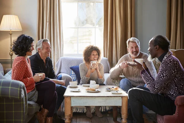 Grupo Amigos Mediana Edad Que Reúnen Alrededor Mesa Cafetería —  Fotos de Stock