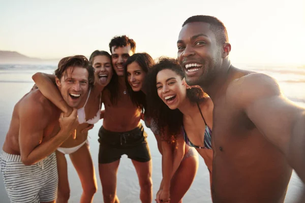一群朋友在海滩度假自拍一起摆姿势 — 图库照片