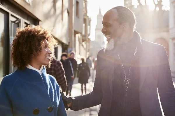 Pareja Mediana Edad Caminando Por Ciudad Otoño Juntos —  Fotos de Stock