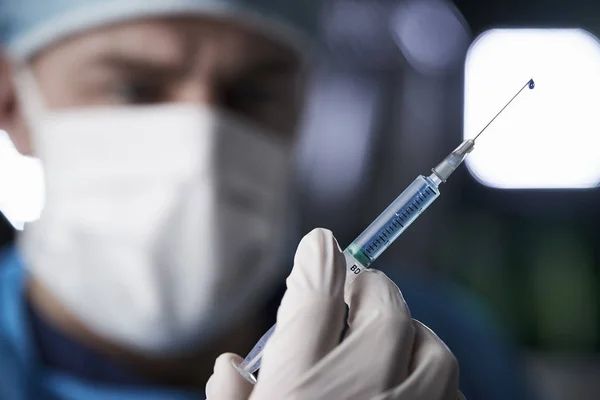 Male Healthcare Worker Preparing Syringe Close — Stock Photo, Image