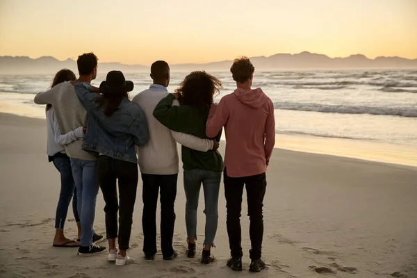 Grupp Vänner Vintern Stranden Titta Soluppgången Tillsammans — Stockfoto