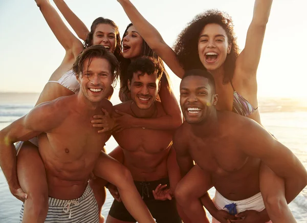 Grupp Vänner Semester Med Piggyback Race Stranden — Stockfoto