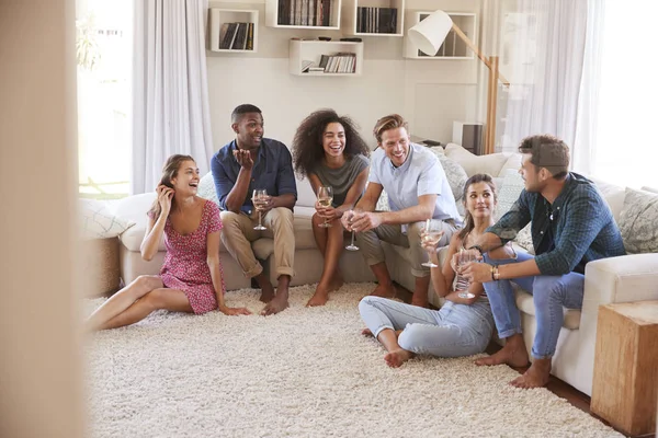 Grupo Amigos Relaxando Casa Bebendo Vinho Juntos — Fotografia de Stock