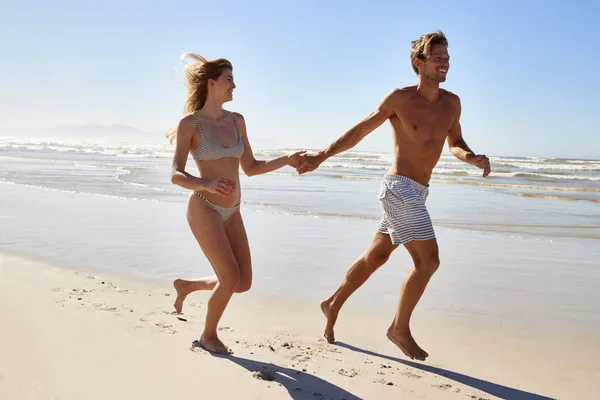 夫妇在暑假一起跑沿海滩一起 — 图库照片