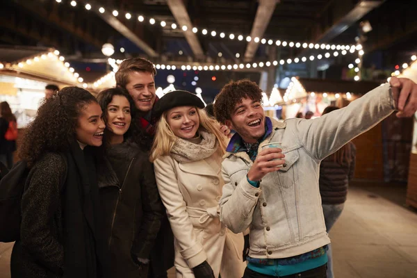 Young Friends Posing Selfie Christmas Market — Stock Photo, Image