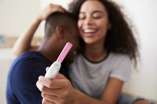 正家の妊娠検査結果を祝うカップル — ストック写真