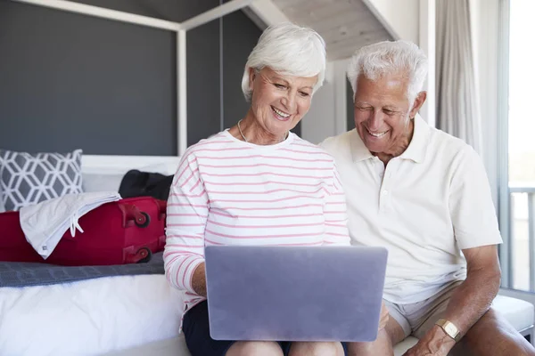 Para Starszych Spojrzeć Laptopa Podczas Ewidencjonowania Wynajem Wakacje — Zdjęcie stockowe