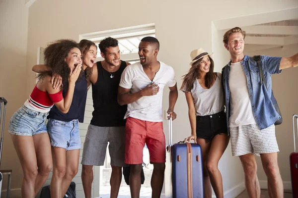 Group Friends Arriving Summer Vacation Rental — Stock Photo, Image