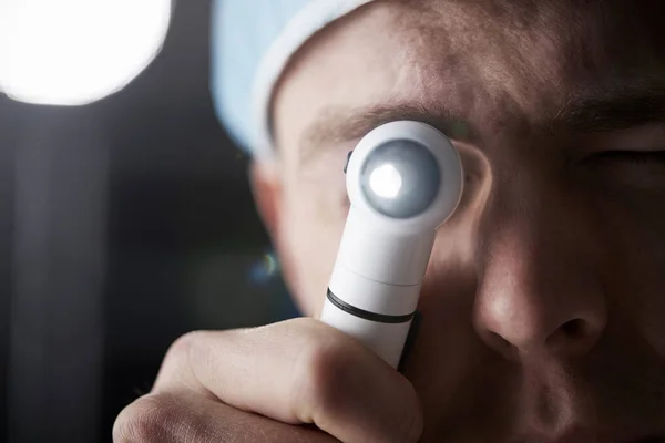 Médico Masculino Usando Otoscópio Para Exame — Fotografia de Stock