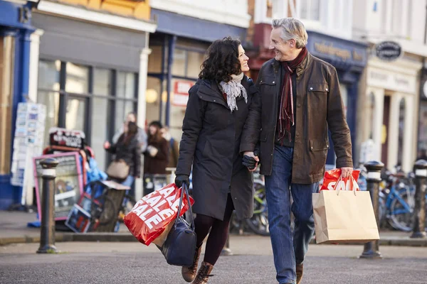 Maduro Pareja Disfrutando Compras Ciudad Juntos — Foto de Stock