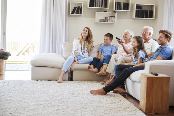 Multi Γενιάς Οικογένεια Κάθεται Στον Καναπέ Στο Σπίτι Βλέποντας Τηλεόραση — Φωτογραφία Αρχείου