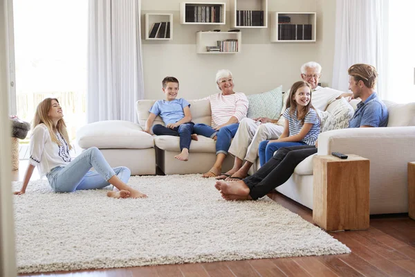 Multi Generatie Familie Ontspannen Sofa Thuis Samen — Stockfoto