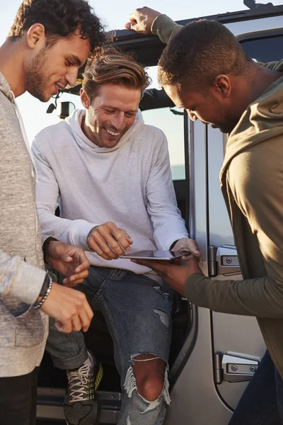 Männerfreunde Planen Roadtrip Mit Tablet Computer Vertikal — Stockfoto