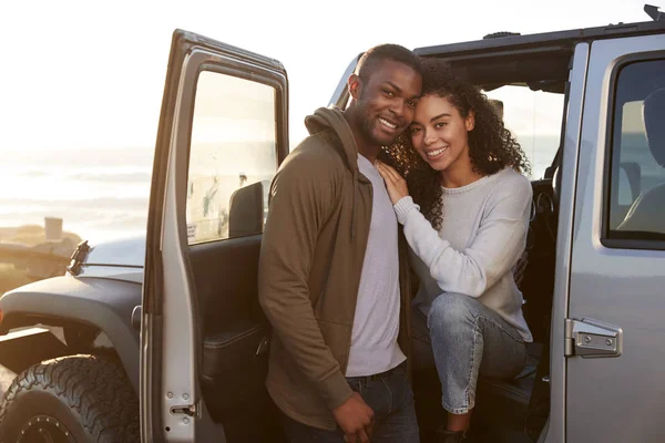 Jong Gemengd Ras Paar Een Road Trip Omarmen Met Auto — Stockfoto